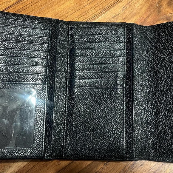 Black Micheal kors wallet! Excellent condition - Picture 5 of 10